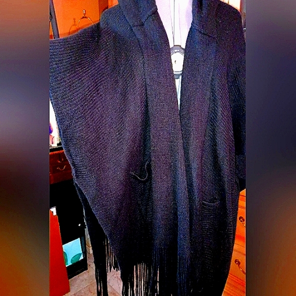 NWT Vince Camuto soft knitted topper #wrap / #shawl with hood and pockets - Picture 4 of 16